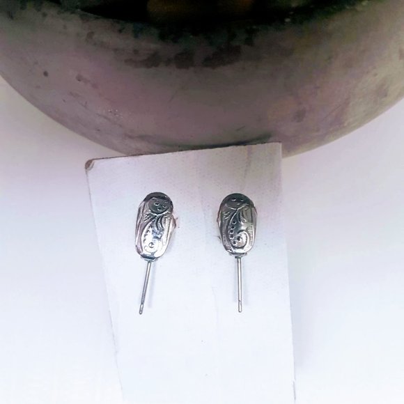 #J27  Mini Hoop Earrings - Picture 3 of 8